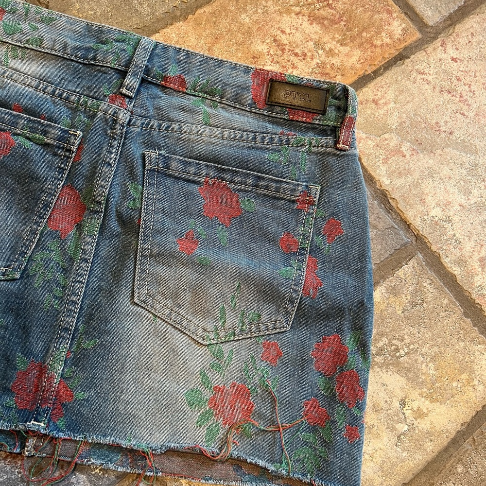 Denim mini skirt with rose print
#y2kfashion #miniskirt